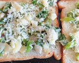 A picture of step 5 of Garlic Cheese Chilli Toast.