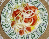 Foto del paso 1 de la receta: Ensalada de tomate y cebolleta fresca
