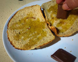 Foto del paso 3 de la receta: Tostadas de pan con semillas de sésamo y lino, chocolate, AOVE y sal marina