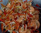 Foto langkah ke 4 dari resep Tumis Udang wortel & Toge.