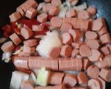 Foto del paso 1 de la receta: Arroz con salchicha, cebolla, morrón y huevo 💗