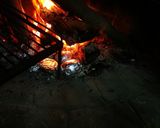 Foto del paso 4 de la receta: Salchicha parrillera con papas al plomo en estufa a leña