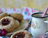 Foto del paso 4 de la receta: Pepas de coco y mermelada de frutilla😋