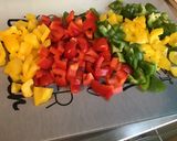 Une image de l'étape 7 de Poulet au curry,poivrons tricolores et pruneaux.
