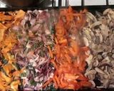 Foto del paso 2 de la receta: Plancheta|Bife a la pimienta/verdura salteada y arroz/ajo/verdeo