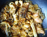 Foto del paso 4 de la receta: Salmón y sepia encebollados