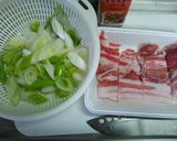 A picture of step 1 of Stir-Fried Pork and Green Onions with Oyster Sauce.