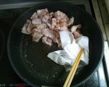 A picture of step 3 of Stir-Fried Pork and Green Onions with Oyster Sauce.