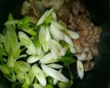 A picture of step 4 of Stir-Fried Pork and Green Onions with Oyster Sauce.
