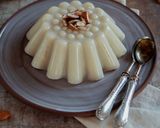 Foto del passaggio 3 della ricetta Biancomangiare al latte di mandorla