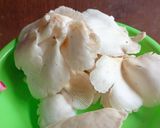 Foto langkah ke 1 dari resep Tumis Jamur Tiram Daun Jeruk.