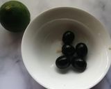 Gambar langkah 1 resipi Air detoks beri biru dan limau.