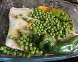 Foto del paso 1 de la receta: Gallo al ajo con guisantes y pimientos verdes