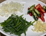 รูปขั้นตอนการทำที่ 1 ของ หมึกผัดไข่เค็ม (สูตรไม่ใส่น้ำพริกเผา)