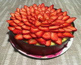 Foto del paso 4 de la receta: Tarta de fresas con nata y gelatina tutifruti sin azúcar