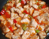 Foto del paso 3 de la receta: Pechuga de pollo con tomate 🍅
