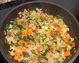 Foto del paso 4 de la receta: Pak Choi con atún, pimientos, zanahoria y patatas