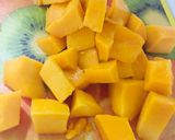 Foto del paso 1 de la receta: Ensalada de Mango con Fresas y frutos Secos!!