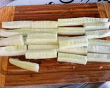 Une image de l'étape 3 de Bâtonnets de concombre sauce coriandre skyr moutarde et citron.