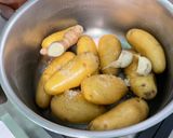 Une image de l'étape 3 de Purée de pommes de terre à l’ail, crème et gingembre.