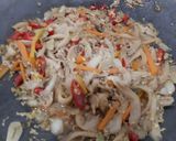 Foto langkah ke 3 dari resep Tumis Jamur Telur Wortel.