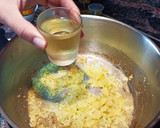 Foto del paso 2 de la receta: Salmón en salsa verde con guarnición de patatas y espárragos