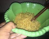 Foto langkah ke 2 dari resep Mie Instan Sayur Bayam Brazil.