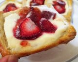 Foto langkah ke 10 dari resep Strawberry Cheese Danish.