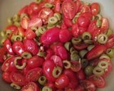 Foto del passaggio 2 della ricetta Fusilli pomodorini olive e tonno