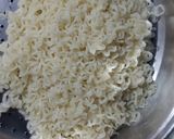 A picture of step 2 of Fried Veg Maggi.