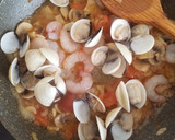Foto del paso 2 de la receta: Lomos de merluza con salsa marinera