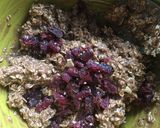Foto del paso 4 de la receta: Bolitas de avena con manjar, cacao, cranberries y quinoa inflada