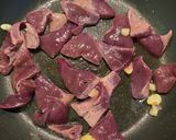 รูปขั้นตอนการทำที่ 1 ของ ผัดดอกไม้กวาดใส่ตับหมู