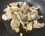 Foto del paso 2 de la receta: Revuelto de setas y gulas