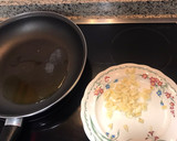 Foto del paso 1 de la receta: Revuelto de gambas con ajitos y tortilla