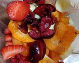 Foto del paso 1 de la receta: Licuado de cerezas, frutillas, banana y damasco