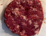 Foto del paso 4 de la receta: Hamburguesa de secreto gratinada a los dos quesos 🍔🥓🍅🧀