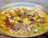 Foto del paso 5 de la receta: Paella de rape, ajos tiernos, espárragos y alcachofas 🥘 🧔♂️