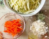 Foto del passaggio 2 della ricetta Involtini primavera con salsa agrodolce