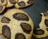 A picture of step 17 of Leopard print malai cookies.