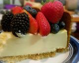 A picture of step 8 of Fruits and Lotus biscuits cheesecake.