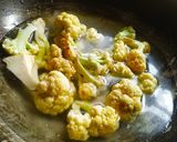 A picture of step 2 of Cauliflower and Potato Curry (Phool Gobhi Aloo ki Sabzi Recipe in Hindi).