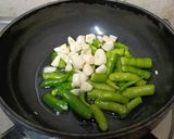 A picture of step 1 of Jawarichi Thecha Bhakri.