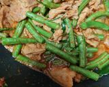 รูปขั้นตอนการทำที่ 3 ของ ผัดเผ็ดถั่วฝักยาวหมูสามชั้น