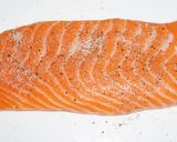 Foto del paso 1 de la receta: Salmón al broiler con salsa verde