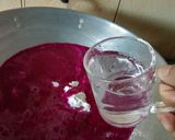 Foto langkah ke 2 dari resep Bubur sumsum buah naga.
