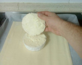 Foto del paso 1 de la receta: Hojaldre de salchicha y camembert