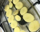 Foto del paso 2 de la receta Paletilla de cabrito al horno al vino blanco verduras y patata