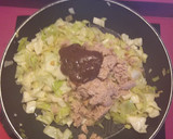 Foto del paso 3 de la receta: Repollo con atún arroz y yema de huevo(col)