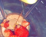 صورة لخطوة 1 من وصفة ميلك شيك الفراولة والنوتيلا 🍫🍓